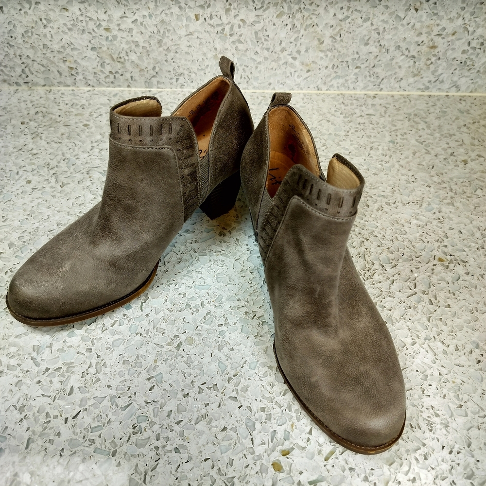 Lifestride Velocity Jovie Open Cut Grey Ankle Bootie Size 6.5 Faux Vegan Leather